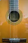 Corde de Mi grave cassée sur une guitare classique. La corde a commencé à dérouler le filage autour de son âme.