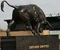 Une statue en bronze.
