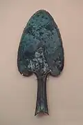 Pointe de lance en forme de cœur.