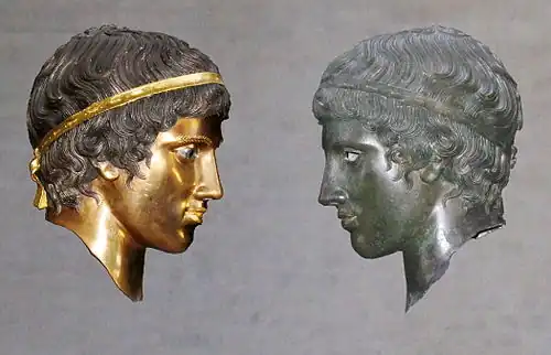 Les deux en vis-à-vis.