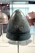 Heaume conique apulien Ve&nbsp;siècle&nbsp;av. J.-C., Musée archéologique de Milan.