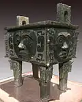 Vase tétrapode à cuire les aliments, fanding. Époque fin des Shang, au Hunan; loin au Sud du territoire Shang. Bronze. H. 38,5&nbsp;cm. Ninxiang Museum