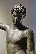 « Éphèbe de Marathon », 330/325 ?, attribué à l'école de Praxitèle. Bronze, H. 1,30&nbsp;m. Détail. MNArch, Athènes