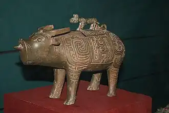 Un zun en forme de bovidé surmonté d'un tigre datant de la dynastie des Zhou occidentaux ou de la période des Printemps et Automnes