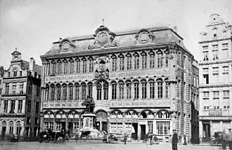 Après le placement de la fontaine des comtes en 1864.
