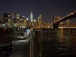 Vue de nuit de l'une des jetées (Pier)