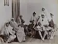 Mères et filles dans leurs costumes variés au harem, entre 1875 et 1933