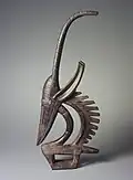 représentation stylisée d'une tête d'antilope hippotrague munie d'une longue corne