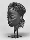 Masque mwana pwo. Bois, fibre, métal. H. 30,5&nbsp;cm. Brooklyn Museum
