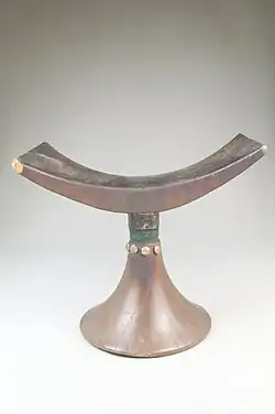 Appuie-tête. Bois, punaises laiton, fer. 15.0 x 16.5 x 11.3&nbsp;cm. RDC (?). 19e-déb. 20e