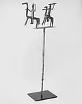 Bâton avec figurines équestres.