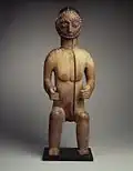 Statue en bois et métal.