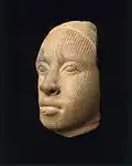 Tête humaine ; Ifè. Terre cuite. Nigeria, XIIe – XVe siècle. H 15,2 cm. Brooklyn Museum.
