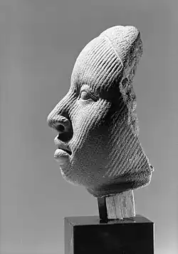 Tête humaine ; Ifè. Terre cuite. Nigeria, XIIe – XVe&nbsp;siècle. H 15,2 cm. Brooklyn Museum.