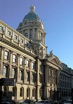 Les anciens quartiers généraux du NYPD, au 240 Centre Street entre les rues Broome et Grand
