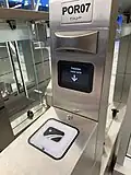 Valideur intégré à un portillon d'accès à la station Brossard du REM.