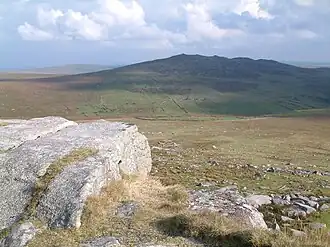 Vue de Brown Willy depuis Rough Tor au nord-ouest.