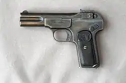 Photographie en couleurs d'un pistolet.