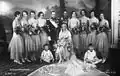 Photo de mariage du prince royal Olav avec la princesse Marthe de Suède (le témoin du marié est un cousin anglais, le duc d'York (futur George VI) dont la fille, alors âgée de 3&nbsp;ans, deviendra en 1952 la reine Élisabeth II.