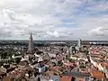 La tour domine la ville. À droite, la cathédrale.
