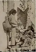 Enfants sur un escalier à Limina, vers 1880.