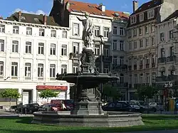 (4) - 1846-1848 : Fontaine de la place Rouppe, surmontée d'une statue de marbre blanc personnifiant Bruxelles par Charles Fraikin (1817-1893)