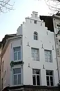 No&nbsp;15-16 : maison du XVIIe&nbsp;siècle à pignon baroque