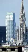 La tour avec la flèche de l'hôtel de ville de Bruxelles en premier plan.