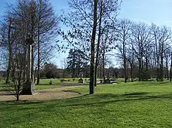 Vue du parc du château du Haut-Buc.