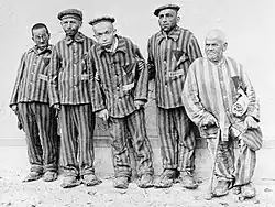 Juifs handicapés avec un triangle noir sur un triangle jaune, signifiant Juifs asociaux, Buchenwald, 1938.