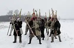 Costumes et masques traditionnels portés lors de Meteņi.