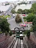 Funiculaire en face du Pont à chaînes.