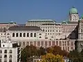 Le manège reconstruit (fin 2019) sur la gauche; au fond, le Château royal de Budapest