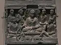 Le premier sermon de Bouddha, à Sarnath. Gandhara, IIe siècle. Schiste gris, H. 28.6 x L. 32,4 cm. Met.
