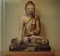 Bouddha assis en position de « prise de la terre à témoin ». Albâtre, laqué, orné de pierreries et doré. Birmanie, XIXe&nbsp;siècle.