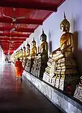 Des idoles de Bouddha dans le passage d'un temple