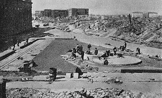 Construction du premier monument dans Varsovie en ruine (1946).