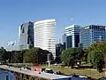 La zone est du quartier fait partie du district financier connu comme La City. Les édifices situés à gauche font partie de San Nicolás.