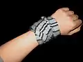 Buff utilisé comme bracelet de poignet.