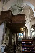 Buffet d'orgues et escalier.