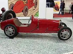 Voiture sportive rouge décapotable.