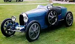 Photo d'une monoplace bleue sur une pelouse.