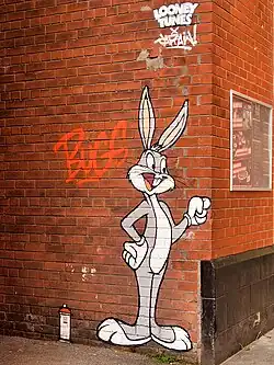 Photo d'un mur de brique sur lequel est peint le lapin Bugs Bunny.