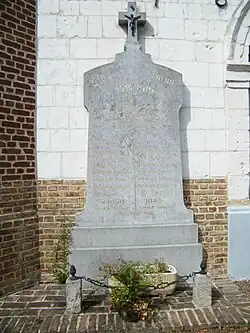 Hommage aux morts des deux guerres.