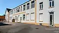 La mairie, l'école et la cantine scolaire.