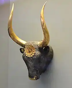Rhyton en forme de tête de taureau. Argent et or. XVIe&nbsp;siècle. Musée national archéologique d'Athènes.