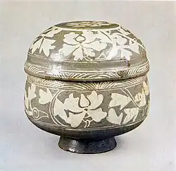 Période de transition, céramique buncheong à couverte céladon. Bol  bol à riz à couvercle, décor de pivoines sur fond champlevé. Fin XIVe début XVe&nbsp;sièclee Musée d'art Gansong