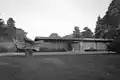 L'entrée, sur la façade ouest, en 1972.