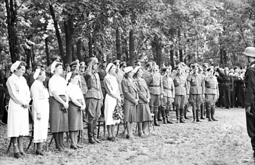 Les supérieurs du Generalmajor sont présents, de gauche à droite : Manstein (Heeresgruppe Süd, bâton de maréchal à la main), Hoth (4e Panzerarmee), Raus (XLVIII. Panzer-Korps). L'épouse de Hünersdorff, infirmière de la Croix-Rouge allemande sur le front de l'Est, tient une couronne de fleurs à la main.