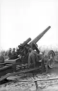 Mrs 18 en position de batterie statique. À noter le rail permettant de faire pivoter l'arme à 360°. (Bodo, Norvège, 23 septembre 1943)